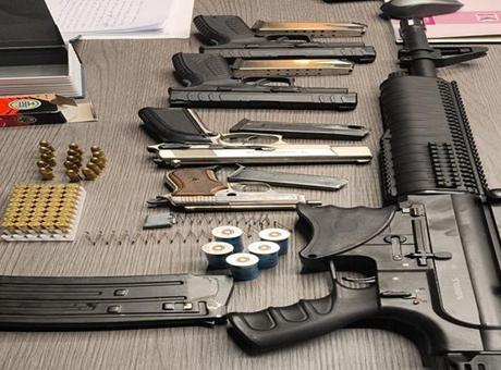 Atölyeye çevrilen evde kalem görünümlü silahlar ele geçirildi