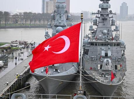 Avrupa’nın kalbinde gövde gösterisi! TCG Anadolu Rotterdam Limanı’nda
