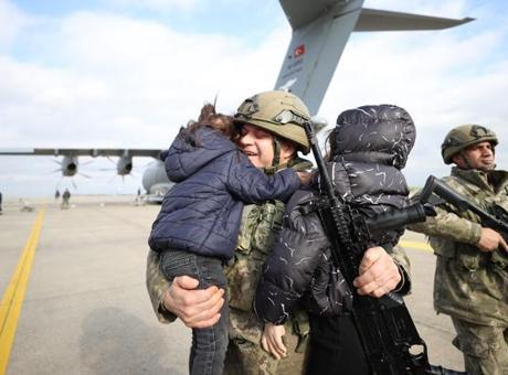 Duygusal karşılama! NATO tatbikatında destan yazan Mehmetçik yurda döndü