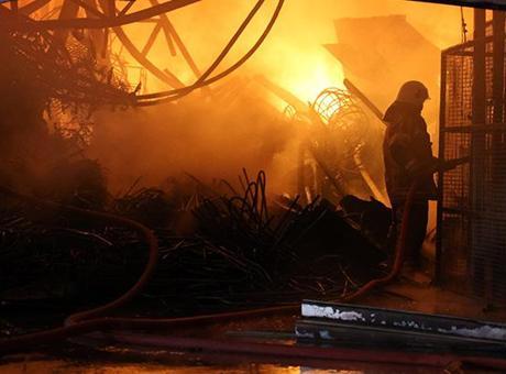 İzmir'de mobilya atölyesinde çıkan yangın, depoya ve iş yerlerine sıçradı