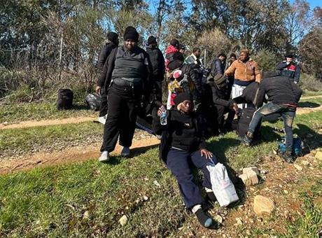Kaçak göçmenleri 'Bu dağın arkası İstanbul' deyip, boş araziye bıraktılar