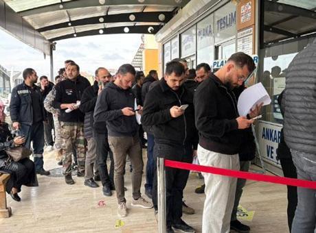 140 bin TL'lik plaka kuyruğu! Haberi duyan koştu