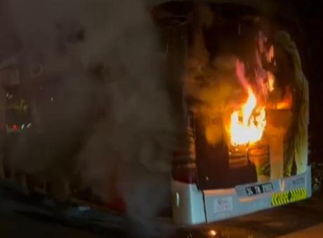 15 Temmuz Şehitler Köprüsü'nde seyir halindeki metrobüs alev alev yandı
