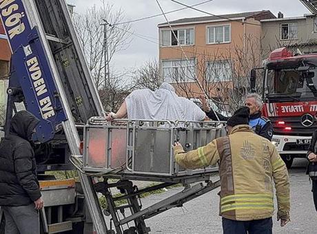 27 yaşında, 240 kilo! 7’nci kattan vinçle indirildi: İçeriden kurtarıp tedavi için götürdüler