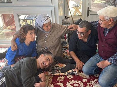 52 yıldır hayatını engelli çocuklarına adadı: Ben kaderime razıyım