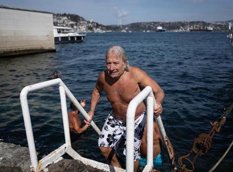 78 yaşında Boğaz’ın buz gibi sularına giriyor! Yaz kış yüzen adam ilaç kullanmıyor