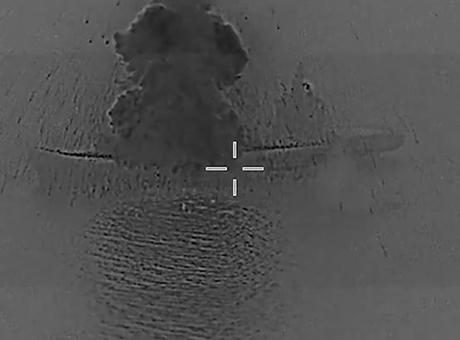 ABD ordusu, İran’a ait İHA gemisini vurdu! O görüntüler paylaşıldı