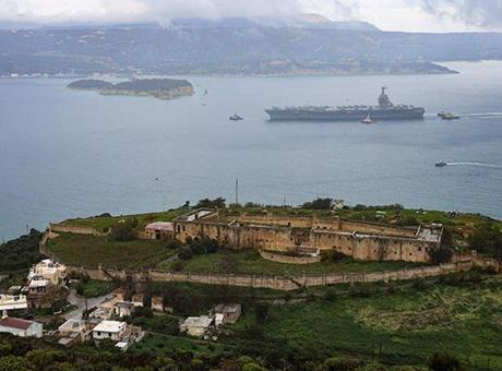 ABD’ye ait USS Gerald R. Ford uçak gemisi onarım için Girit'e demirledi