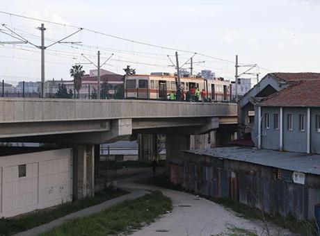 Adana'da korku dolu anlar! Hafif raylı sistemin vagonu raydan çıktı