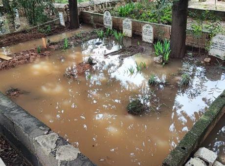 Adana’da mezarlık sular altında! Kabirlere ulaşmak için ayaklarına poşet geçirdiler