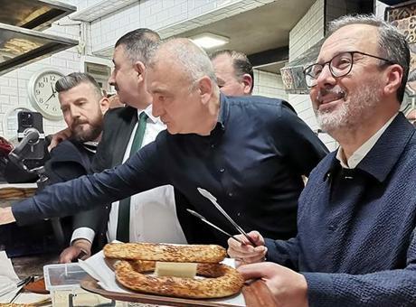 AK Partili Kasapoğlu, İzmir’de vatandaşlarla sahurda buluştu