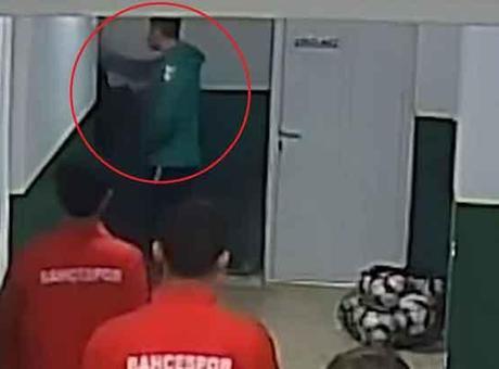 Amatör maç öncesi ortalık savaş alanına döndü! Tokalaşmak için uzanan ele yumruk