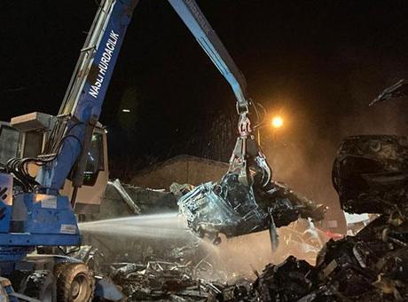 Ankara'da 100 hurda araç alev alev yandı