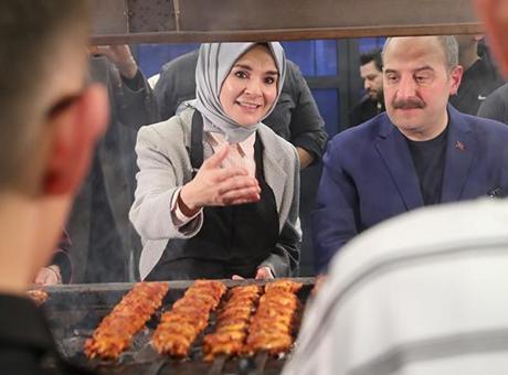 Ankara’da yürekleri ısıtan iftar! Bir esnaf 100 çocuğu aynı sofrada buluştu