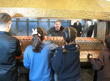 Ankaralı esnaftan Ramazan'da örnek davranış! Devlet koruması altındaki 100 çocuk aynı sofrada buluştu