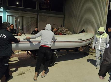 Antalya'da sanayi sitesinde alevler yükseldi! Fiber tekne atölyesinde patlamalar yaşandı