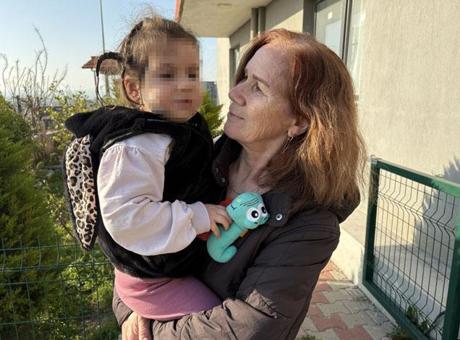 Apartman bahçesinde dehşet! Tasmasız ve ağızlıksız köpekler 3 yaşındaki Ada’ya saldırdı