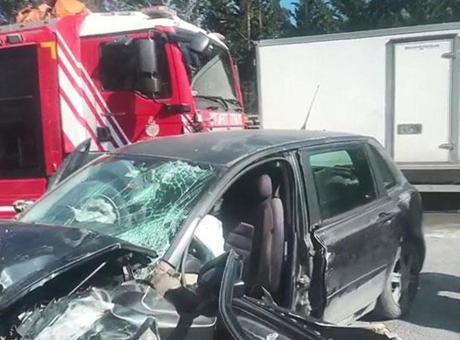 Arnavutköy’de otomobille ticari araç kafa kafaya çarpıştı: 1 ölü 2 yaralı