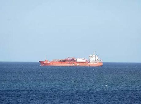 BAE açıklarındaki gemiye saldırı şüphesi! 'Cisim isabet etti'