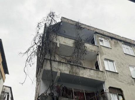 Bağcılar'da 4 katlı apartmanın çatısı çöktü! Bina boşaltıldı