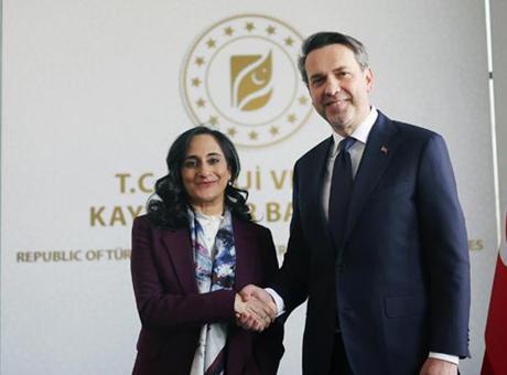 Bakan Bayraktar, Kanada Dışişleri Bakanı Anand ile görüştü