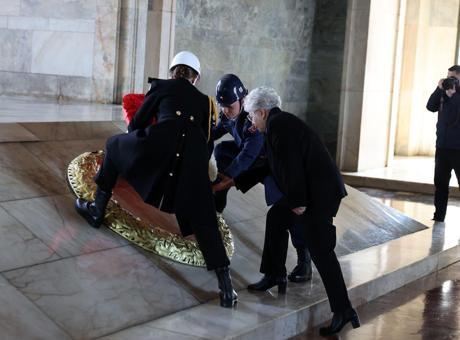 Bakan Güler'in eşi Demet Güler, kadın subaylarla Anıtkabir'i ziyaret etti