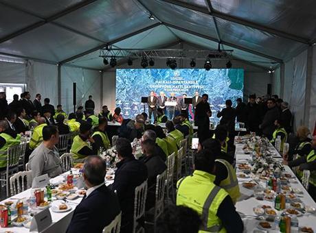 Bakan Uraloğlu Halkalı-Ispartakule Demiryolu Hattı şantiyesinde çalışanlarla iftar yaptı