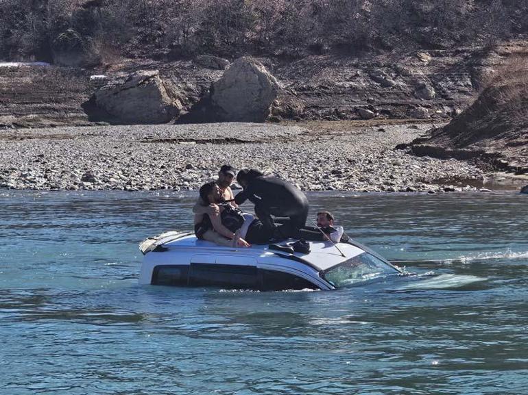 Baraj gölünde can pazarı! Araçta mahsur kalan 23 yaşındaki sürücü kurtarıldı