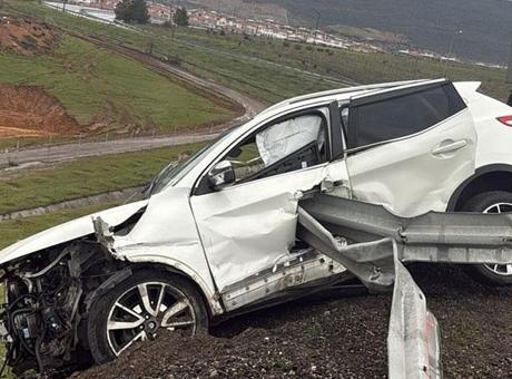 Bariyer otomobile ok gibi saplandı! Ölü ve yaralılar var