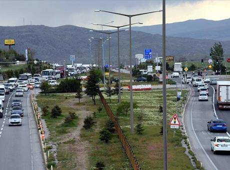 Bayram ve ara tatil birleşti: Yollarda hareketlilik başladı, kilit kavşakta denetim arttı