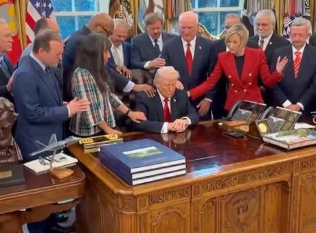 Beyaz Saray'da hayrete düşüren an! Trump'ın etrafını sarıp dua ettiler