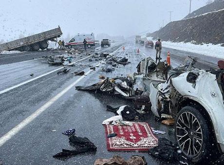 Bitlis'te korkunç kaza! Karı koca hayatını kaybetti, 5 kişi yaralı