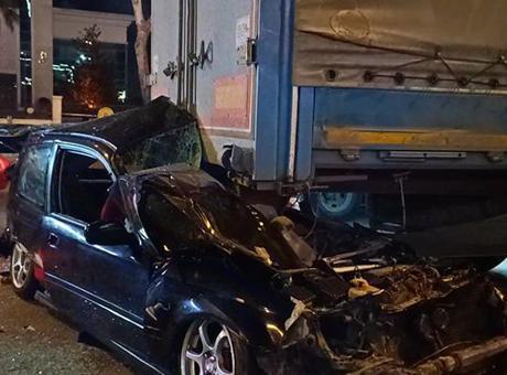 Bursa'da otomobil, park halindeki TIR'ın altına girdi