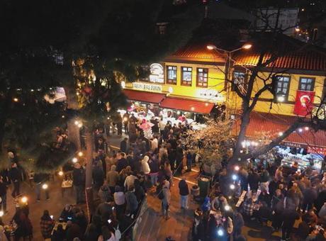 Bursa’da sahur geleneği meydanı doldurdu! Coğrafi işaretli lezzet için akın ettiler