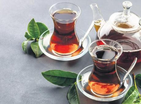 Çek bir demli çay cam demlikten