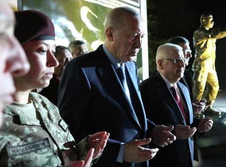 Cumhurbaşkanı Erdoğan, Ömer Halisdemir'in anıtı önünde dua etti