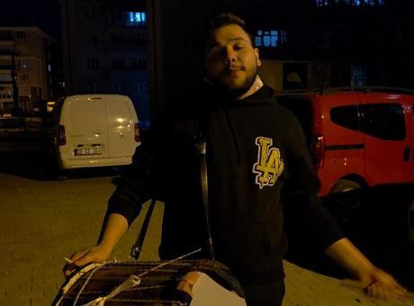 Dededen kalan davulla sahura kaldırıyor! 23 yaşındaki gencin hikayesi yürek ısıtıyor