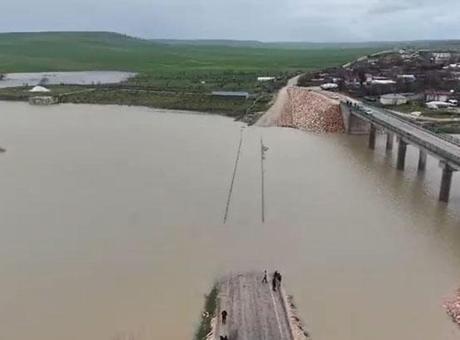 Diyarbakır’da sağanak; Ambar Çayı taştı, yol ve tarlalar sular altında kaldı