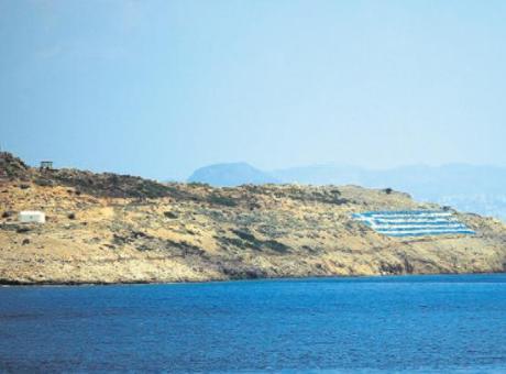 Doğu Ege adalarındaki ihlallerden vazgeçmiyor! Yunanistan’dan hukuka füze