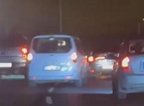 Düğün konvoyu trafiği kilitledi! Tehlikeli manevralar kamerada