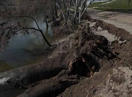 Edirne’de Tunca Nehri kıyısında korkutan toprak kayması! 50 metrelik çatlaklar oluştu