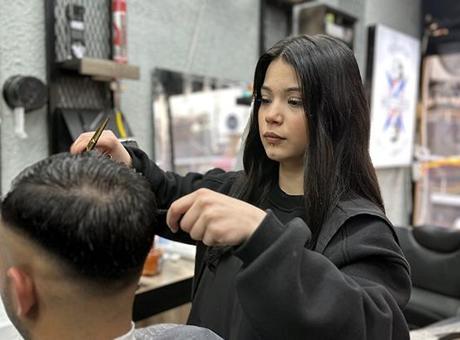 Erkek berberin çırağı Sırma: Müşteriler şaşırıyor!