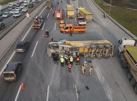 Eyüpsultan TEM Otoyolu'nda hafriyat kamyonu devrildi