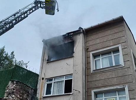 Fatih'te 3 katlı binada yangın çıktı: 1 ölü