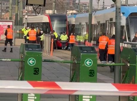 Fatih'te raydan çıkan tramvay karşı yönden gelen tramvaya çarptı