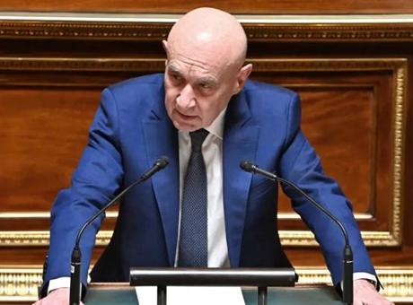 Fransız senatör Malhuret'den Trump'a Türk atasözüyle sert ifadeler: 'Bir palyaço saraya taşındığında kral olmaz...'