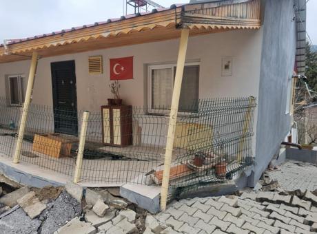 Gece yarısı toprak kaydı! Mersin'de evler çöktü