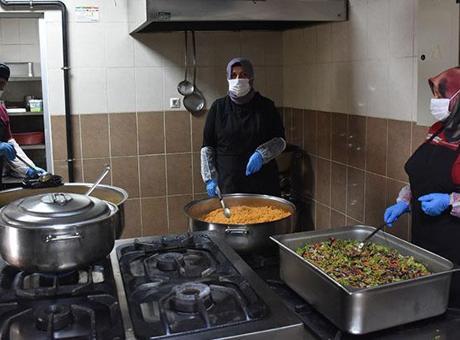 Gümüşhane’de 40 haneye her gün sıcak yemek! Ramazan bereketi sofralara ulaşıyor