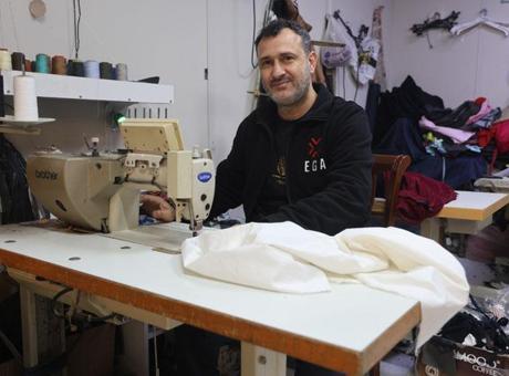 Hatay’da bir terzi dükkan camına astı! Yazıyı gören fotoğraf çekmeden geçemiyor