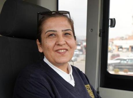 'Hayalimi gerçekleştirdim' dedi, şehrin ilk kadın otobüs şoförü oldu